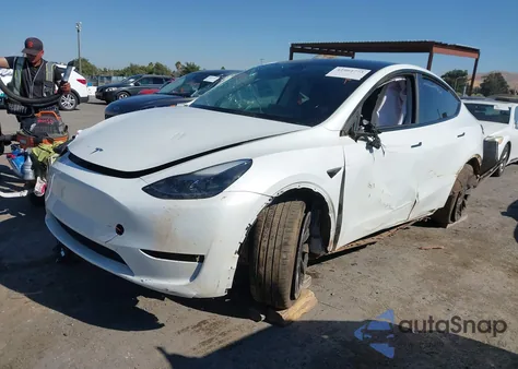 2023 Tesla Model Y Awd/Long Range Dual Motor All-Wheel Drive z USA, uszkodzony, nr VIN 7SAYGDEE7PF710117